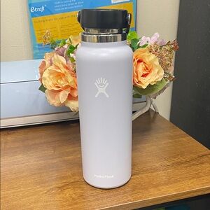 Hydro Flask Pastel Purple Bottle with Black Lid